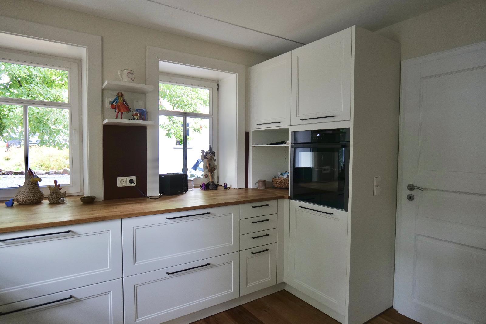 Weiße Landhausküche mit lackierten Fronten und Massivholzplatte in Dorweiler