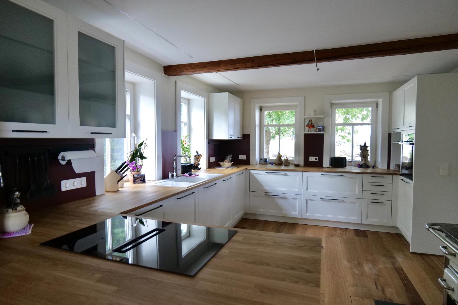 Weiße Landhausküche mit lackierten Fronten und Massivholzplatte in Dorweiler, Ansicht 3