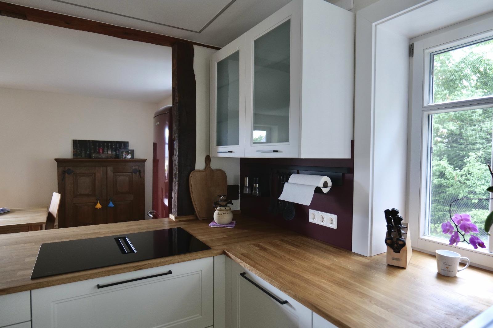 Weiße Landhausküche mit lackierten Fronten und Massivholzplatte in Dorweiler, Ansicht 5