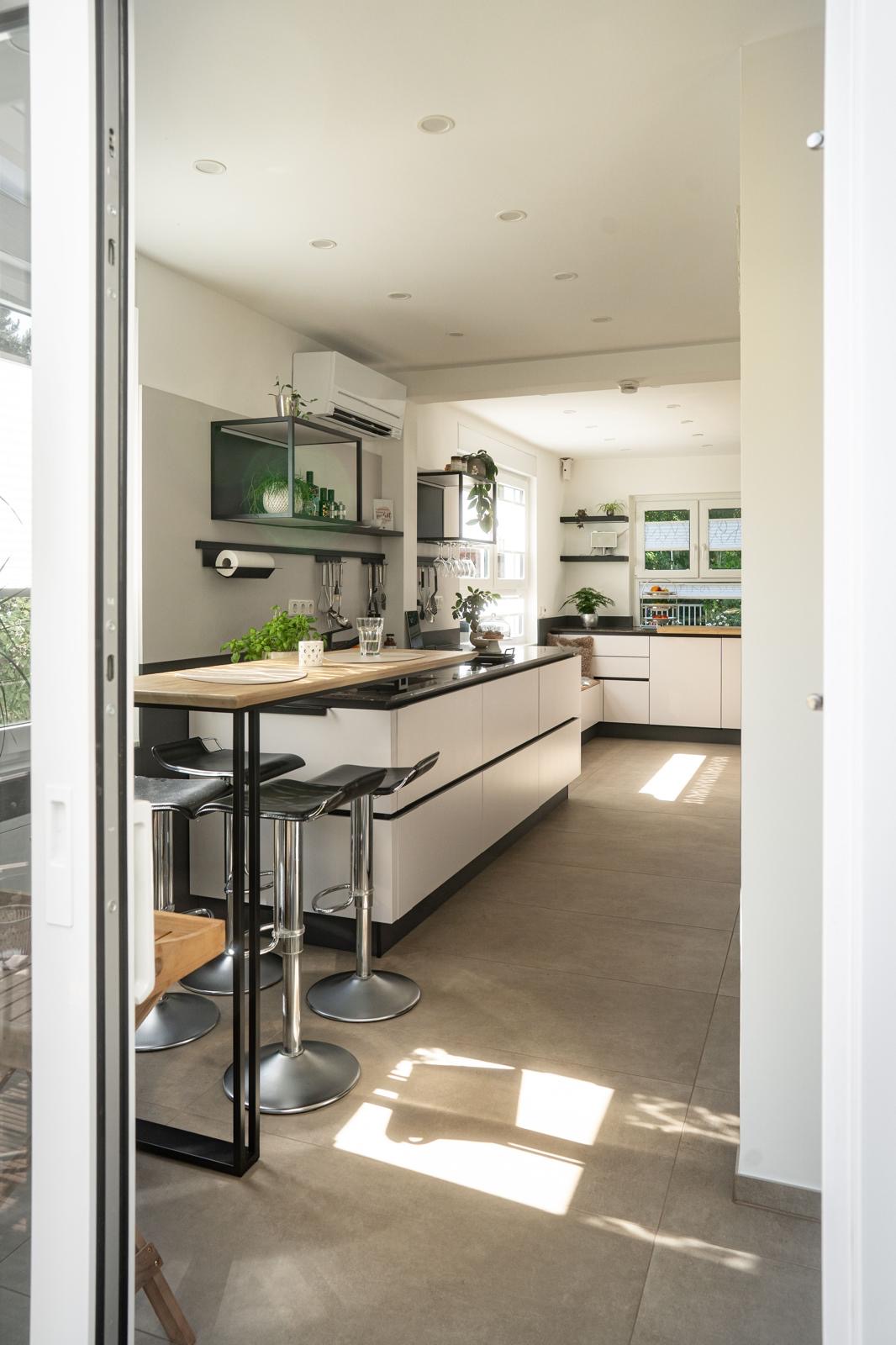 Grifflose Satin-Küche mit Cygnus-Brown-Arbeitsplatte in Mainz, Ansicht 6