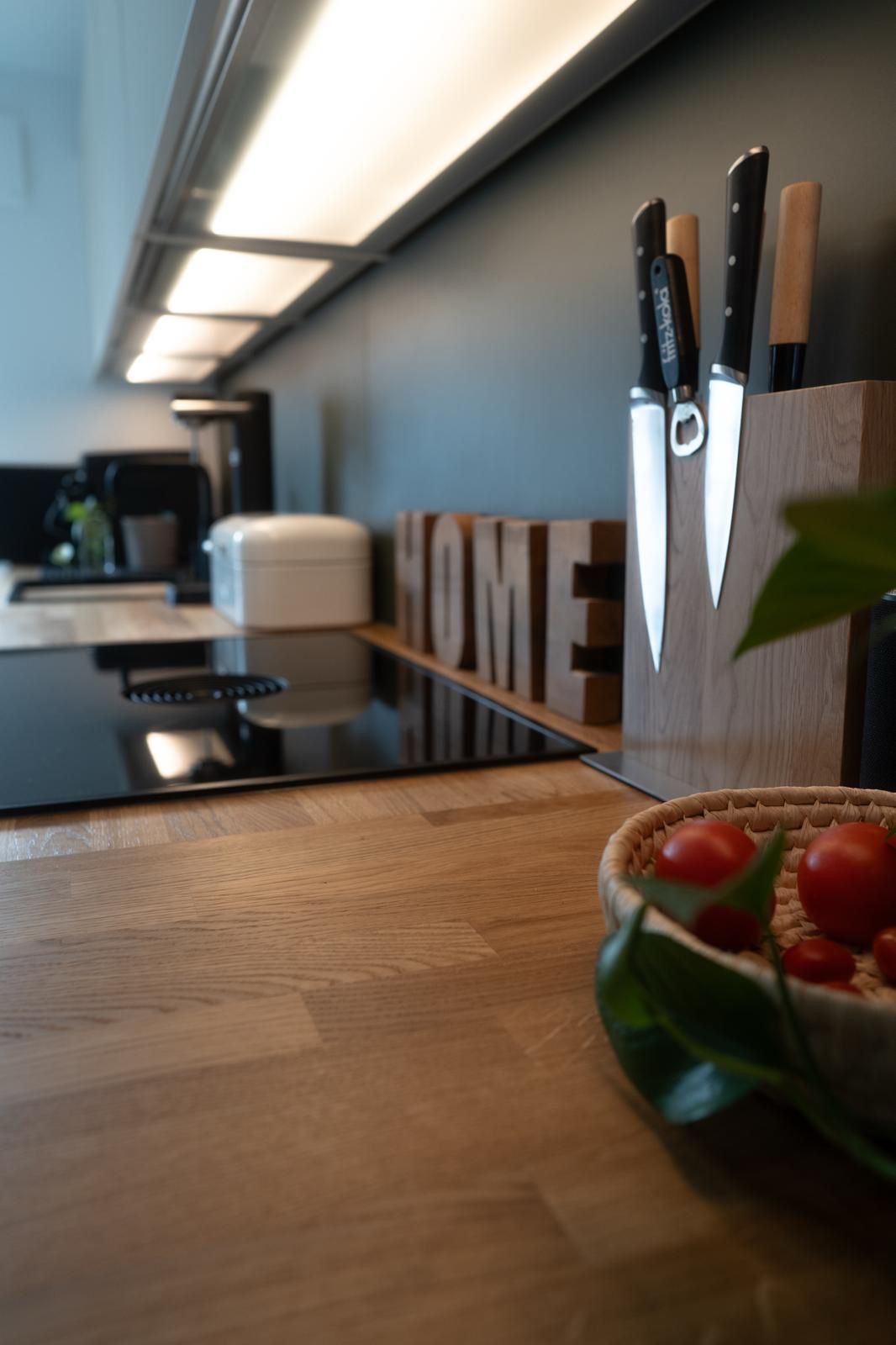 Moderne Küche mit Massivholz-Arbeitsplatte in Münster-Sarmsheim